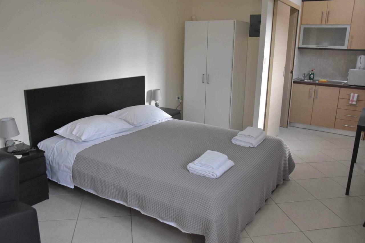 Avr Airport Deluxe Suites 4 Markopoulo Mesogaias Экстерьер фото